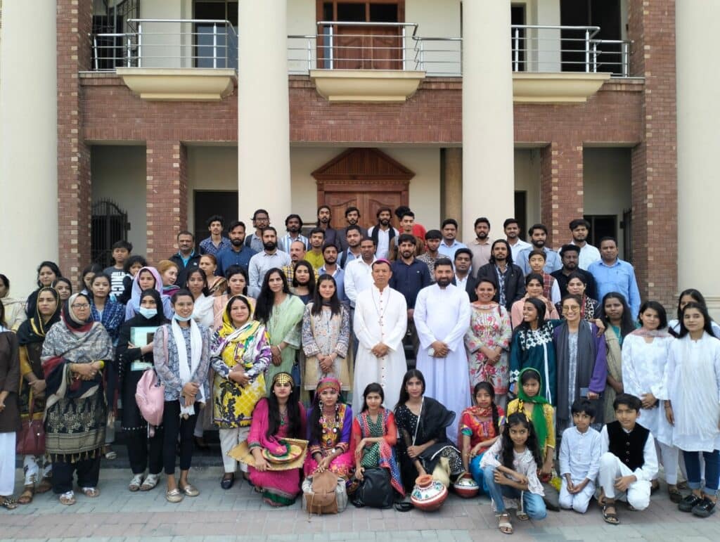 „Pakisztán keresztényeit hallgatva, az volt a benyomásom, az Apostolok Cselekedeteit élem át” 2 PAKISTAN GROUPE AED Custom