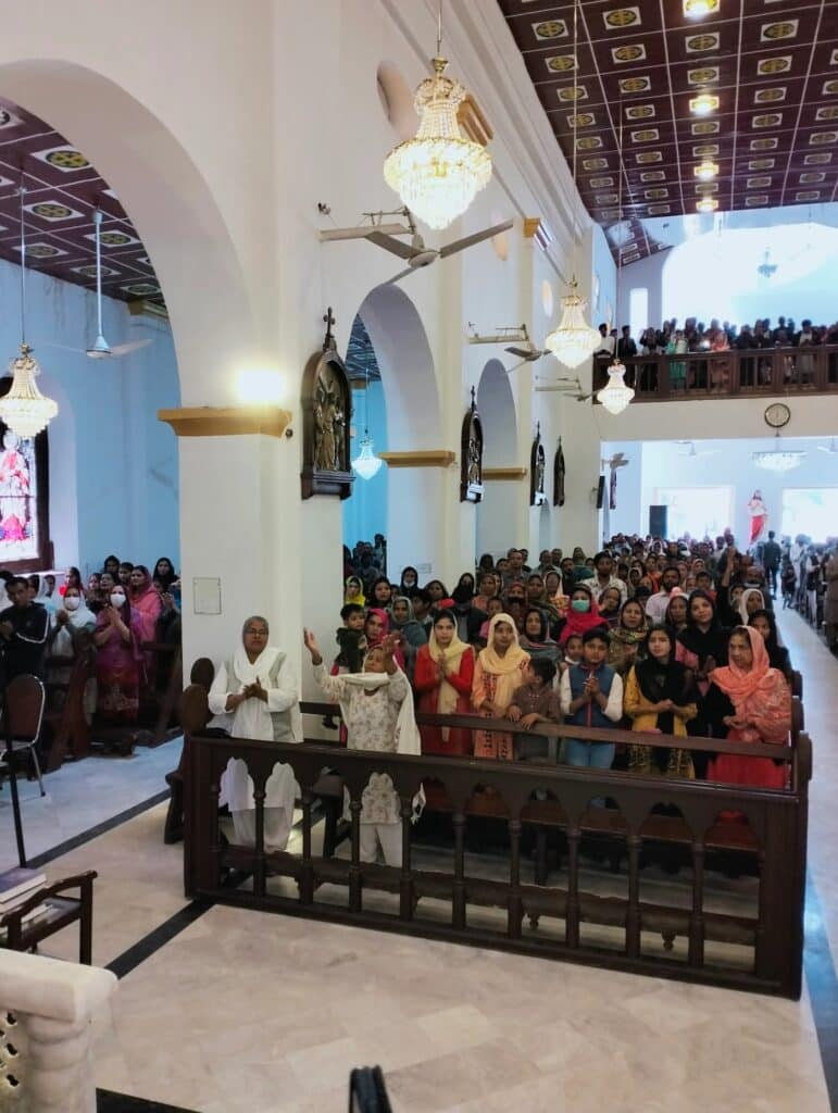 „Pakisztán keresztényeit hallgatva, az volt a benyomásom, az Apostolok Cselekedeteit élem át” 3 PAKISTAN MESSE AED Custom