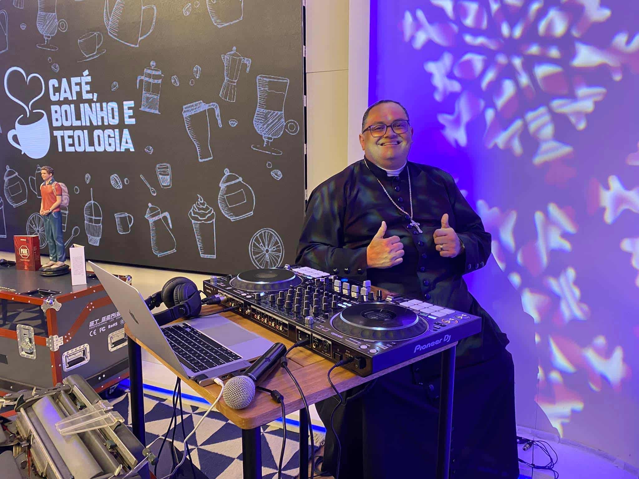 Lehet valaki pap és DJ egyszerre? Bemutatjuk DJ Zetont 1 DJ Zeton fb