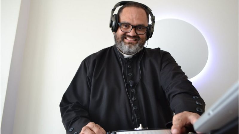 Lehet valaki pap és DJ egyszerre? Bemutatjuk DJ Zetont 2 Dj Zeton