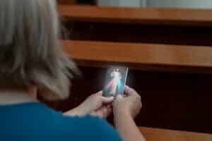 A pápa által különleges gyóntatónak kijelölt pap elmondja nekünk, hogy mi is a kegyelem