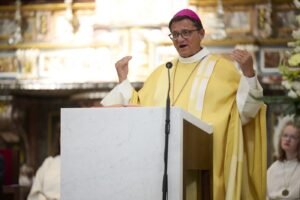 Gmür püspök felhívása: véget kell vetni a kötelező cölibátusnak