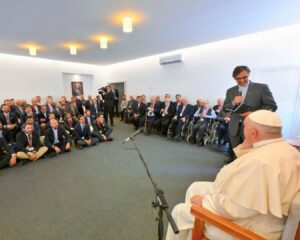 Ferenc pápa szerint az egyháznak rugalmasabbnak kell lennie a homoszexualitás és a „testi bűnök” kérdésében