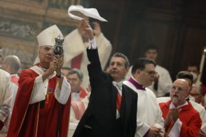 Szent Januáriusz vére az emléknapon „teljesen cseppfolyósodott” 3 Szent Januáriusz vére az emléknapon „teljesen cseppfolyósodott”