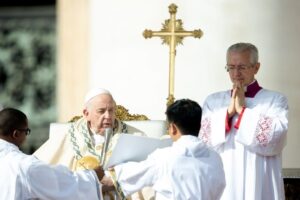 „Együtt haladni és hálát adni” – két új szentet avatot Ferenc pápa