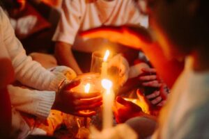 Pápa: Arra lettünk teremtve, hogy egymás szemébe nézzünk – ne az okos telefonjainkat bámuljuk