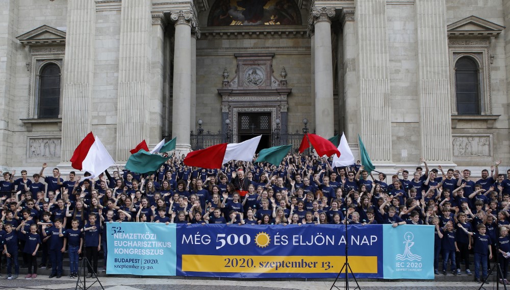 Küszöbön az ötvenkettedik – Így készül Budapest az Eucharisztikus Kongresszusra 5 4 500 fos korus 2 Egyedi