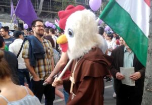 Mi vagyunk a többség! – a tüntetésről és a kakasról (közlemény)