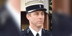 Tiszteletadás Arnaud Beltrame ezredes előtt, aki négy évvel ezelőtt hősiesen átvette egy túszul ejtett nő helyét