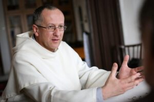 „Mobiltelefon” az égiekkel – Bátor Botond pálos szerzetes tanúságtétele Máriáról