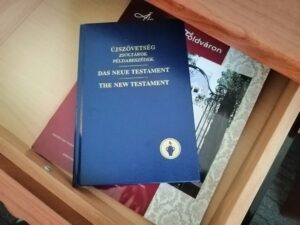 Lassanként eltűnnek a Bibliák és a vallásos szövegek a szállodai szobákból