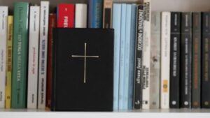 A Bibliát is betiltották az LMBTQ-tematikájú könyvek mellett egy texasi iskolában 10 A Bibliát is betiltották az LMBTQ-tematikájú könyvek mellett egy texasi iskolában