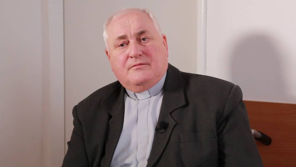 Nagy a világ sodrása. Házaspárok, fogjátok meg egymás kezét! – Bíró László püspök | VIDEÓ 1 Biro Laszlo puspok a hazas kozossegekrol Egyedi