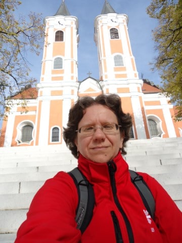 A máriagyűdi kegytemplom elött