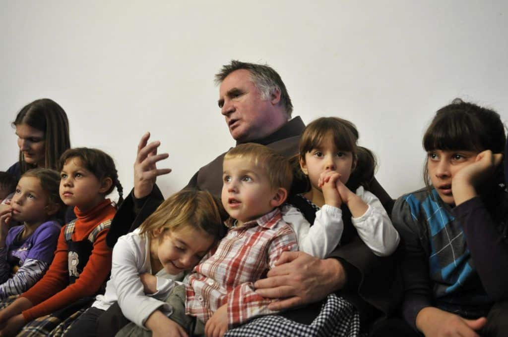 Csaba testvér üzenete Jézus Szent Szívének ünnepén 1 Csaba testver gyerekeivel