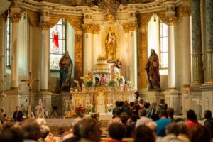 Mit láttak Szűz Máriában a régi idők katolikusai? És mit az újak?