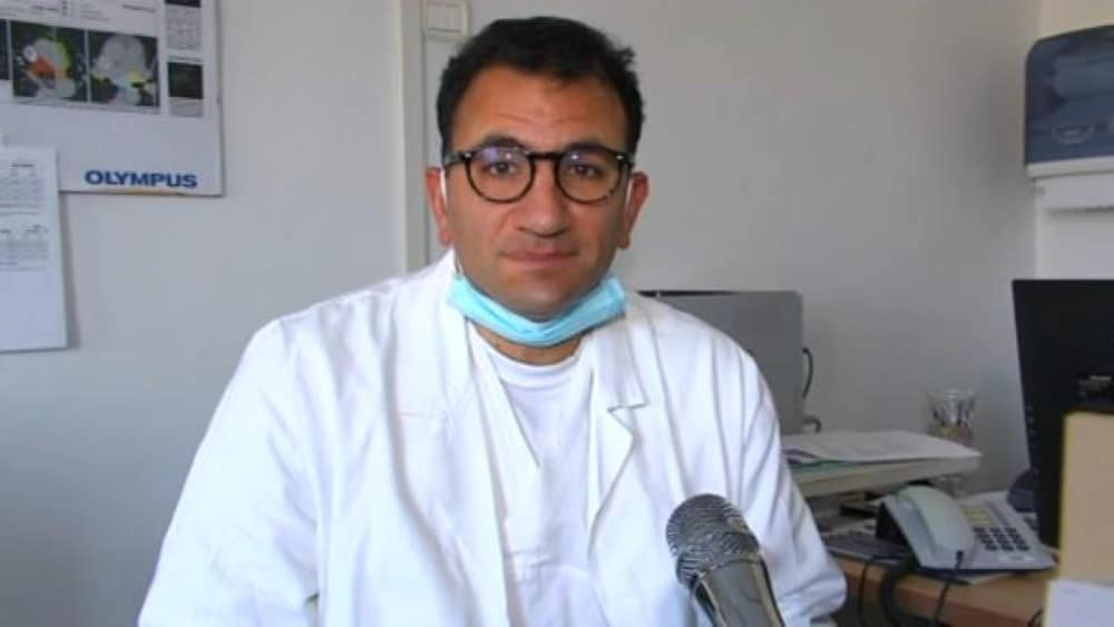 Az egykori tüdőgyógyász pap újra felveszi a fehér köpenyt 1 DON ALBERTO DEBBI tudogyogyasz pap Egyedi