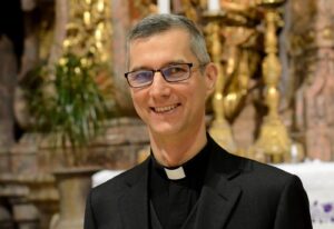 Egyházi életünk állatorvosi lova vagy Pegazus megszelídítése? –  Dr. Martos Levente Balázs segédpüspök előadása a papképzésről