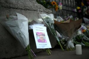 Hogyan siratjuk meg a királynőt és hogyan a szerencsétleneket?