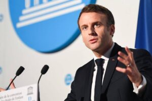 „Az a maguk baja, hogy azt hiszik, az apának feltétlenül férfinak kell lennie” – mondta Emmanuel Macron