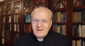 Isten tervei fölülmúlják a mi elképzeléseinket – Erdő Péter bíboros videóüzenete virágvasárnapra