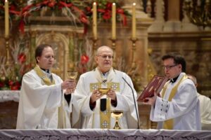 Erdő Péter: Krisztussal együtt már mi is győztesek vagyunk 5 Erdő Péter: Krisztussal együtt már mi is győztesek vagyunk