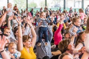 Ezer család énekel anyák napján a Ringatóval