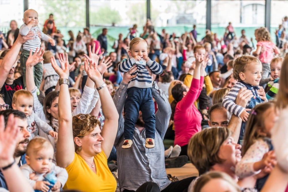 Ezer csalad enekel a Ringatoval anyak napjan Egyedi