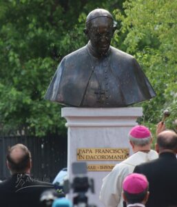 “Ferenc pápa Dakoromániában” – helyes így?