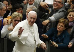 Ferenc pápa katekézise: Isten nem távoli úr vagy megközelíthetetlen bíró