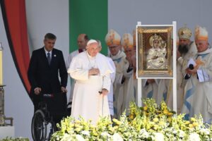 Ferenc pápa: béke kell, bölcsőkkel és nem sírokkal teli jövő