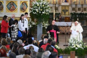 Olyan Egyházra van szükségünk, amely folyékonyan beszéli a tevékeny szeretet nyelvét – Ferenc pápa szegényekkel és menekültekkel találkozott 7 Olyan Egyházra van szükségünk, amely folyékonyan beszéli a tevékeny szeretet nyelvét – Ferenc pápa szegényekkel és menekültekkel találkozott