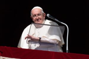 Mint a szentek, legyünk mi is béketeremtő emberek – Ferenc pápa Úrangyala imája