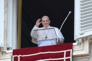 Ferenc pápa: Az Atya vigyáz ránk, mert nagyon értékesek vagyunk a szemében!