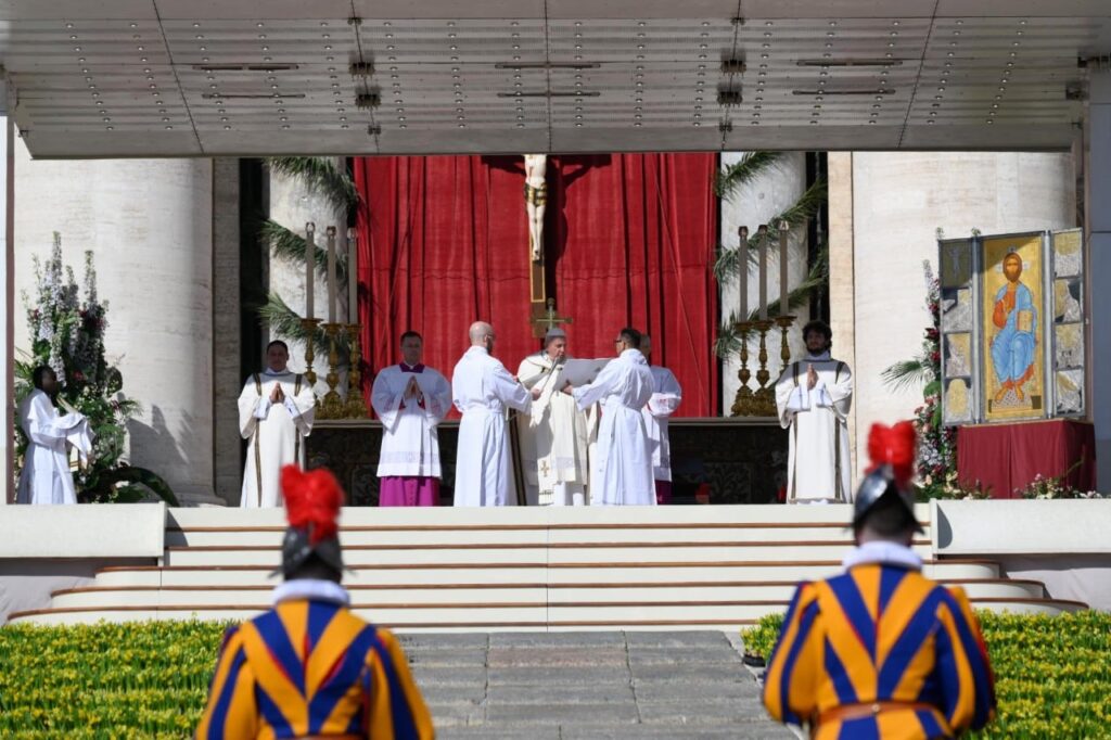 Sietve járjuk be a béke és a testvériség ösvényeit – Ferenc pápa húsvéti Urbi et Orbi üzenete 3 Ferenc papa Urbi et orbi