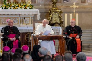 Mindent az evangélium fényében kell értelmeznünk, anélkül, hogy elvilágiasodnánk – Ferenc pápa az egyházi személyekhez
