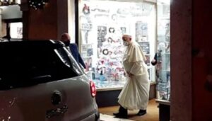 A pápa és az újságíró levelezése a lemezbolti látogatás után