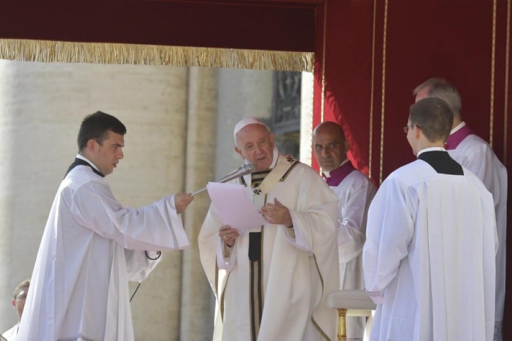 Ferenc pápa az Angelus előtt aggodalmát fejezte ki a Szíriában zajló fegyveres akció miatt 1 Ferenc papa a szentteavatas utan Custom