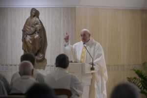 Ferenc pápa csütörtöki homíliája: a valódi békét a szívben vetjük el
