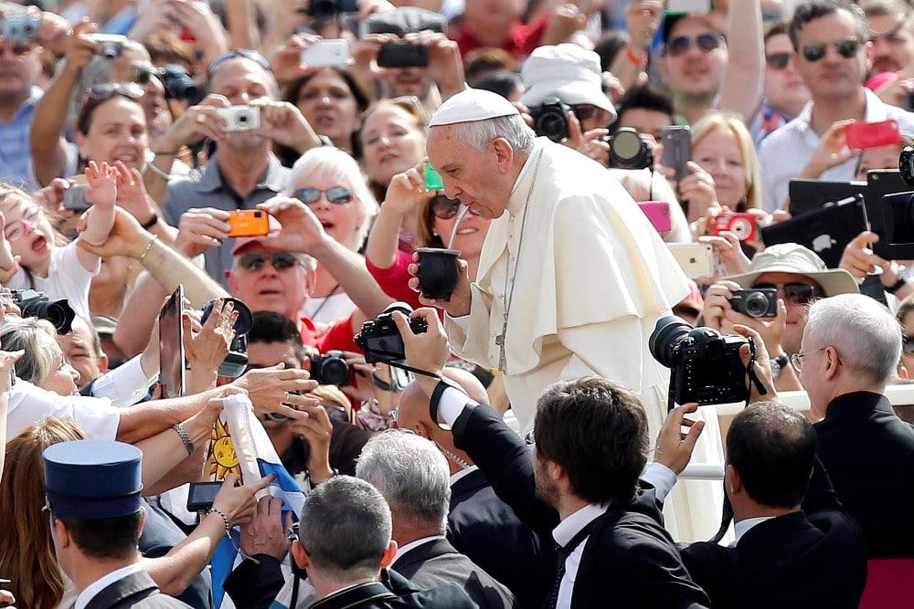 Ferenc pápa, imádkozunk érted! 3 Ferenc papa a tomegben Custom