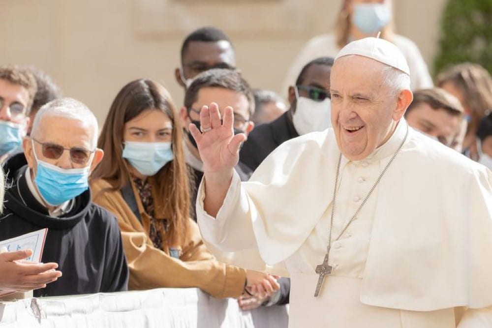 Ferenc pápa katekézise: Imádkozni nem könnyű dolog, s ezért menekülünk előle! 1 Ferenc papa audienciaja 05.13 Egyedi