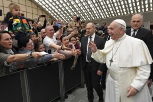 Ferenc pápa: A megtapasztalt szeretet mindig arra indít, hogy továbbadjuk azt másoknak!