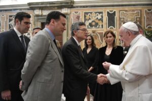 A pápa az újságírókhoz: alázatos, független újságírást, ami az igazságot és a jót szolgálja 3 Ferenc pápa az újságírókkal