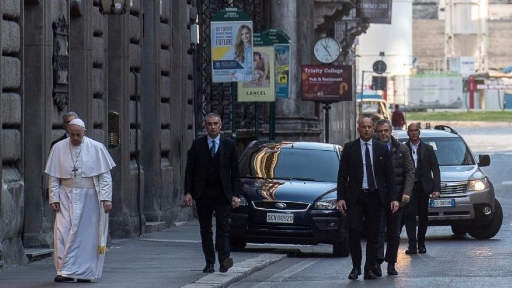 Ferenc pápa Róma utcáin sétált, a járvány végéért imádkozott 1 Ferenc papa az utcan setal masolata Egyedi