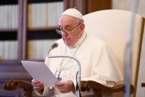 Ferenc pápa: Életünk legsötétebb perceiben is találkozhatunk Istennel!