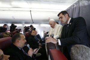 Erdélyi magyar újságíró kérdezte Ferenc pápát a repülőn
