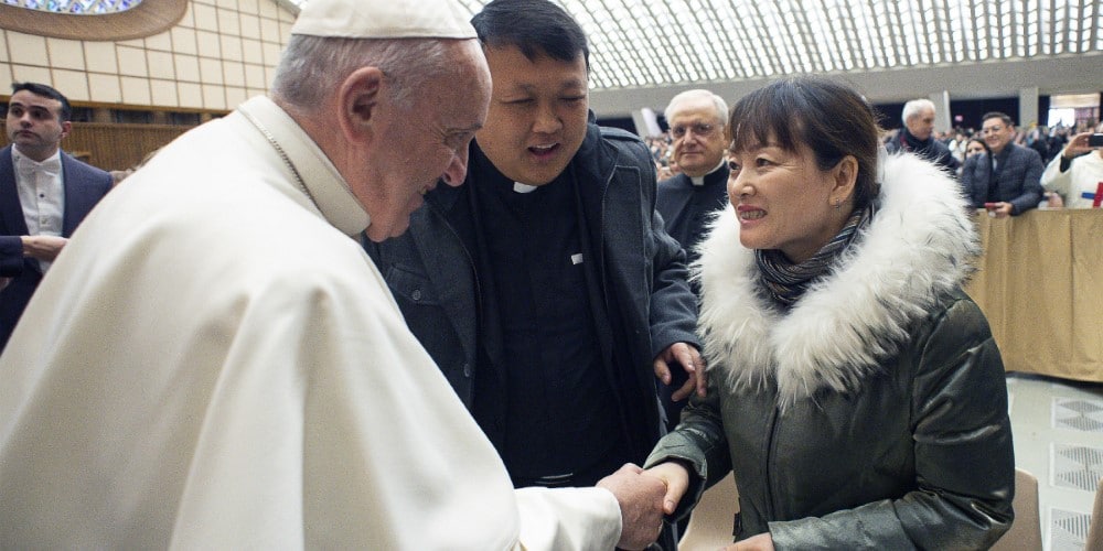 Kiengesztelődött Ferenc pápa és a szilveszterkor erőszakoskodó zarándok 1 Ferenc papa es a szilveszteri no Egyedi