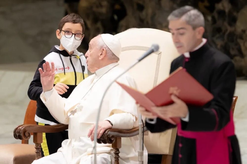 Az édesanya szerint „csodát tett” a fia rögtönzött találkozása Ferenc pápával 3 Ferenc papa es az autista fiu 3 Egyedi