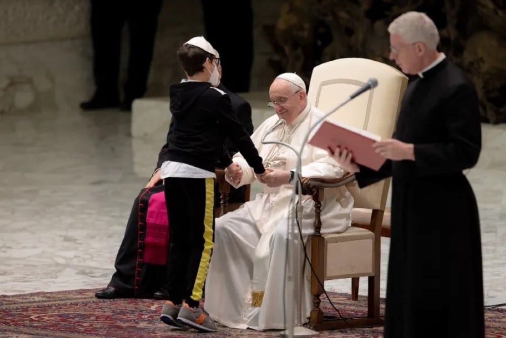 Az édesanya szerint „csodát tett” a fia rögtönzött találkozása Ferenc pápával 4 Ferenc papa es az autista fiu 5 Egyedi