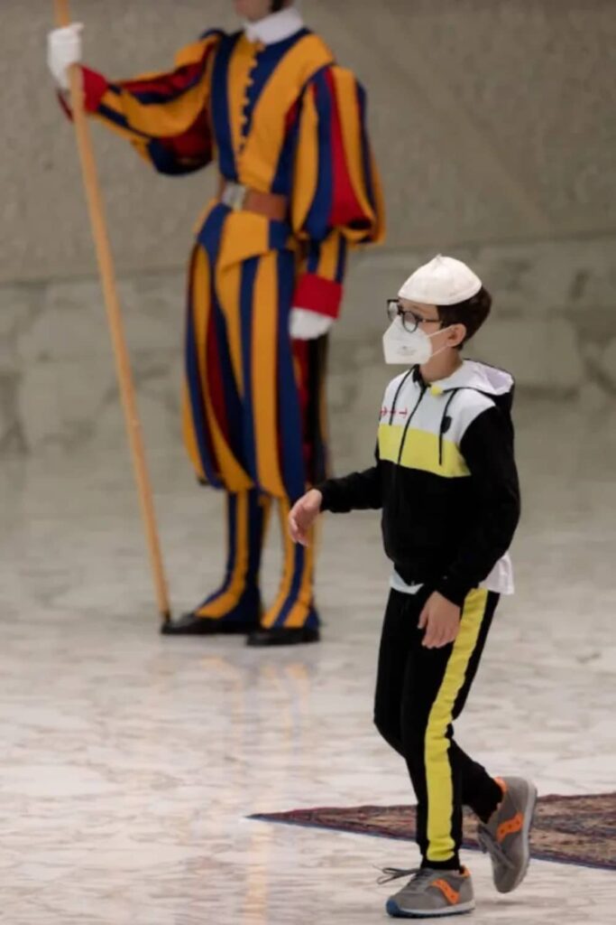 Az édesanya szerint „csodát tett” a fia rögtönzött találkozása Ferenc pápával 6 Ferenc papa es az autista fiu 7 Egyedi